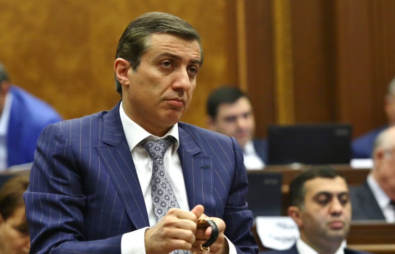 Un ancien fonctionnaire en fuite impliqué dans une saisie de cocaïne