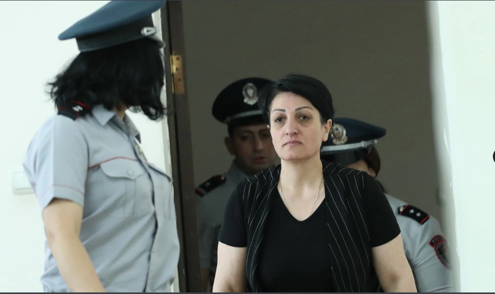 La mère de soldat accusée d’avoir tenté de kidnapper Pachinian Jr retourne en prison dès le début de son procès à Erevan