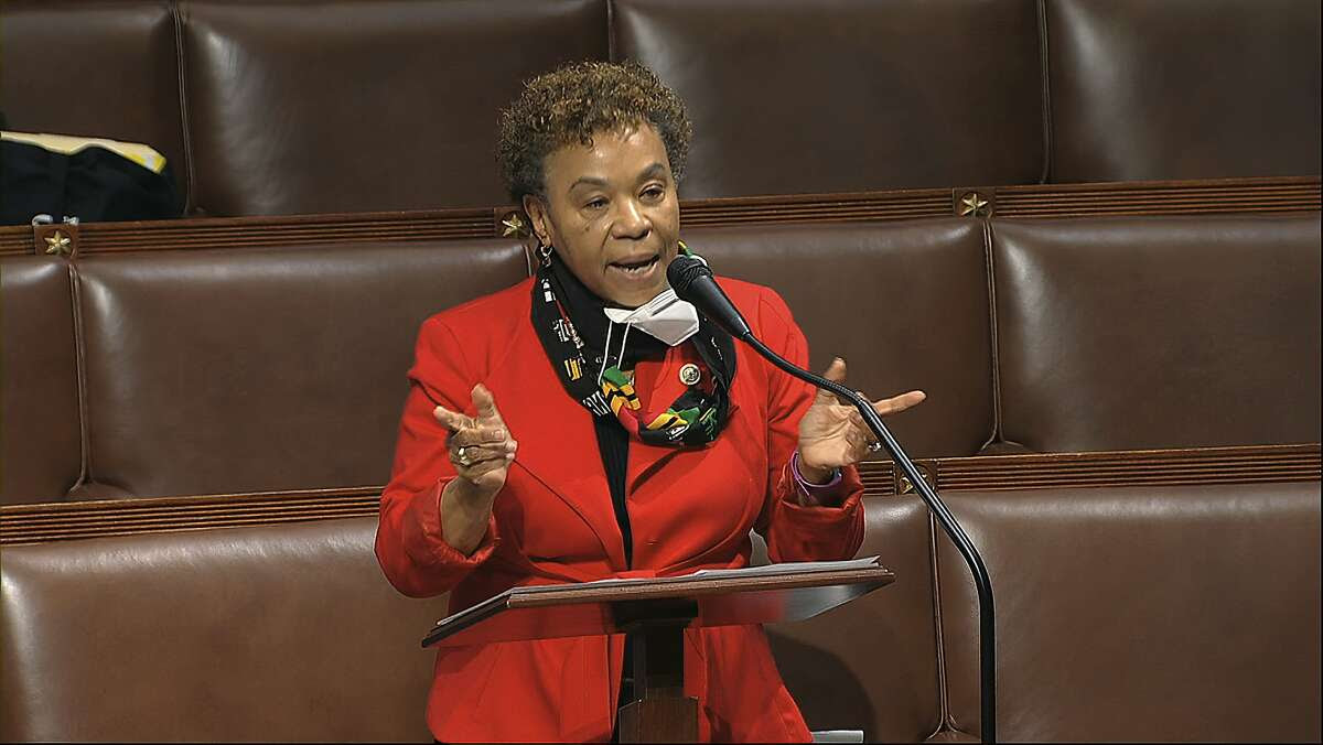 La représentante Barbara Lee dirige l’appel du Congrès à l’administration Biden pour qu’elle mette fin à l’aide militaire à l’Azerbaïdjan