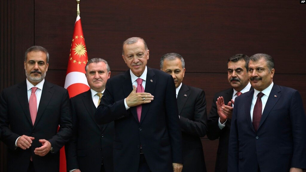 Erdogan fait l&rsquo;éloge de Pachinian et critique l&rsquo;Iran