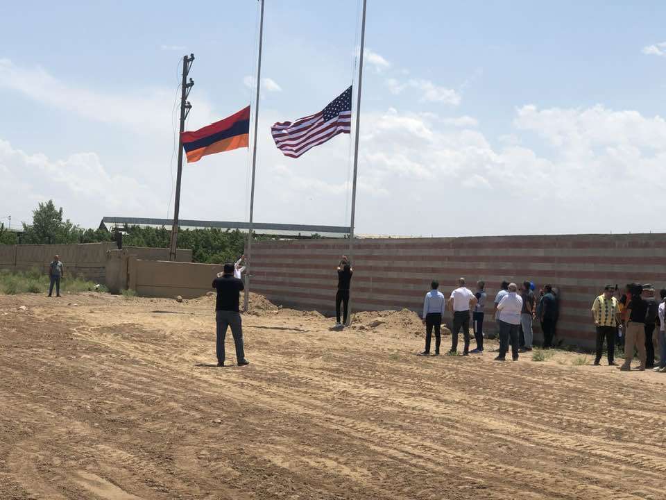 Les drapeaux de l&rsquo;Arménie et des États-Unis ont été hissés sur le périmètre de la fonderie de métaux en construction à Yeraskh
