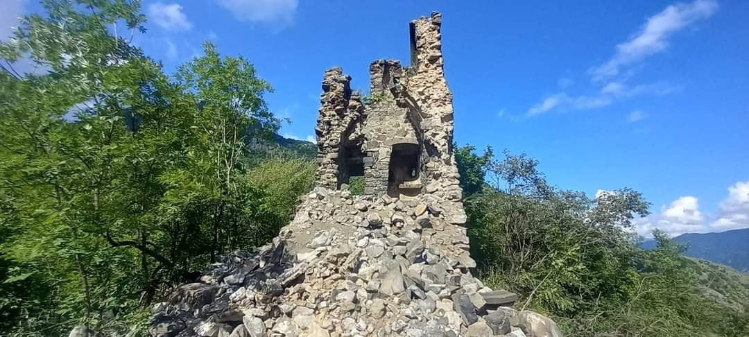 La tour du XIIIe siècle près du monastère de Sedvu Sourp Nshan, s&rsquo;est partiellement effondrée