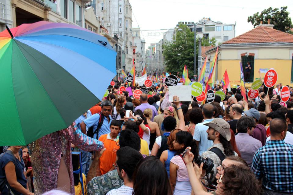 Rapide Marche des fiertés à Istanbul, bravant l&rsquo;interdiction