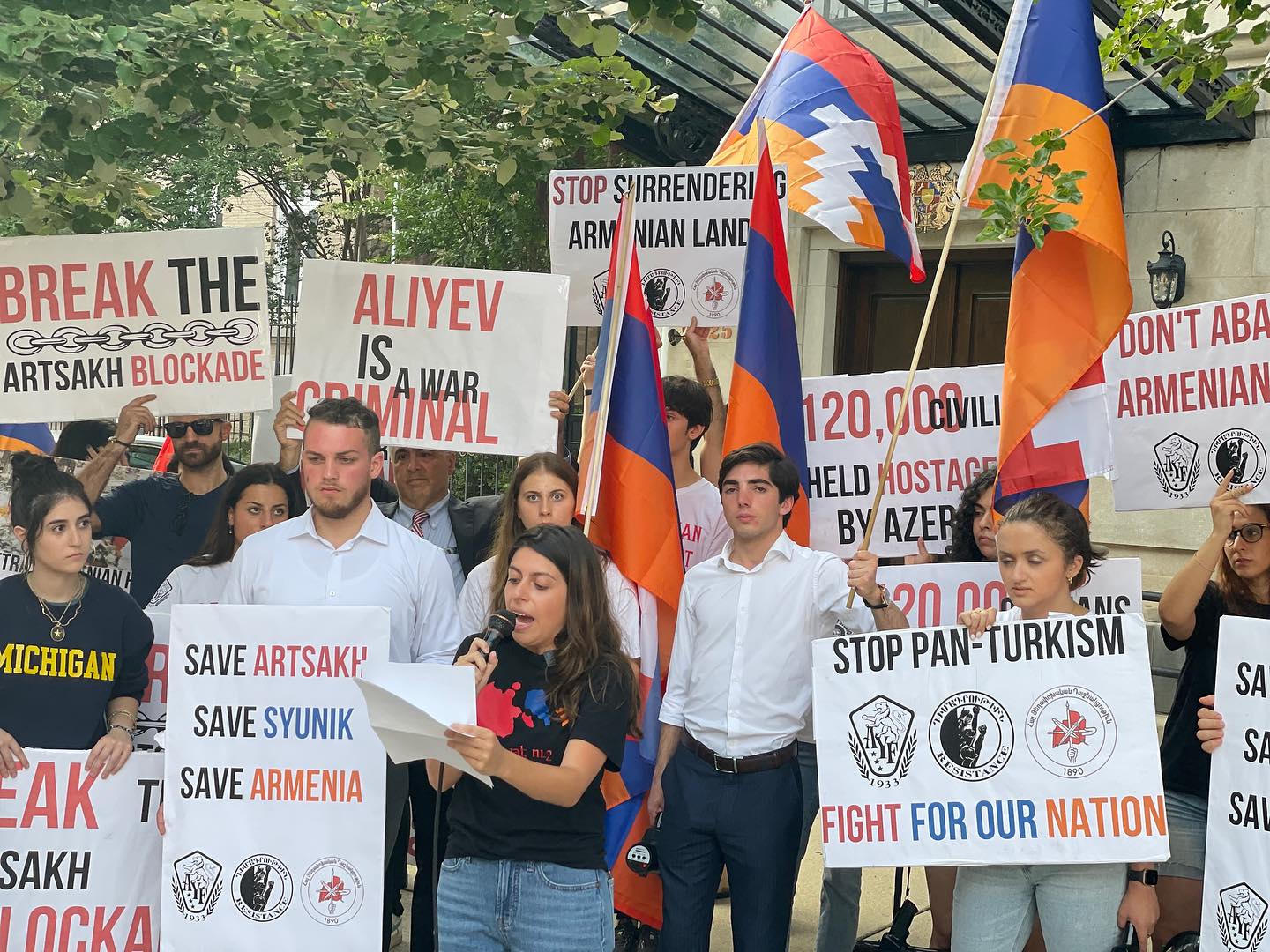 La jeunesse arménienne de la FRA a manifesté en masse pour son soutien à l’Artsakh devant l’ambassade de l’Azerbaïdjan à Washington