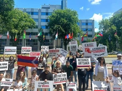 Les jeunes Arméniens de la FRA protestent à La Haye en soutien à l&rsquo;Artsakh