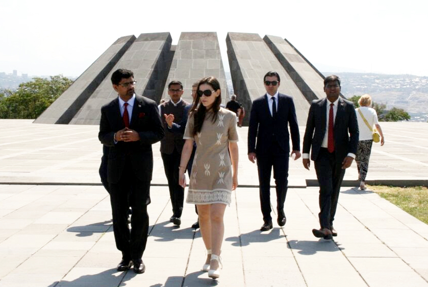 Une délégation indienne du MAE visite le Mémorial du génocide arménien