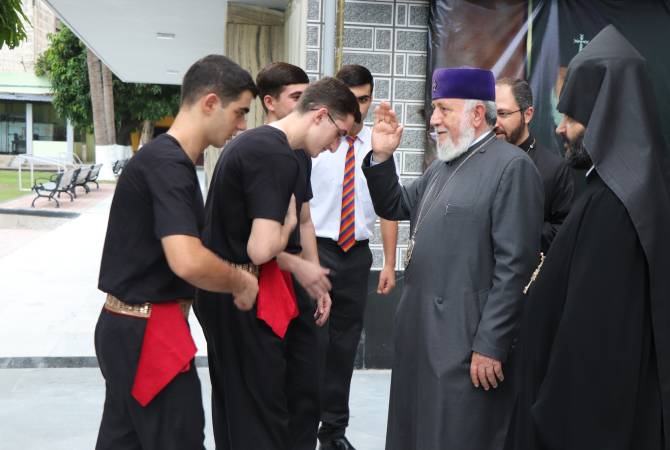 Le Catholicos Karékine II visite le Collège arménien de Calcutta, en Inde