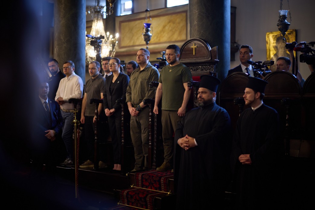 500e jour de guerre en Ukraine: Zelensky prie au côté du patriarche de Constantinople