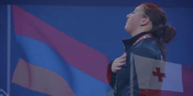 L’émotion d’Anna Amroyan (Arménie) lors de l’hymne arménien lors de sa médaille d&rsquo;or aux Championnats d&rsquo;Europe juniors d&rsquo;haltérophilie à Chisinau en Moldavie