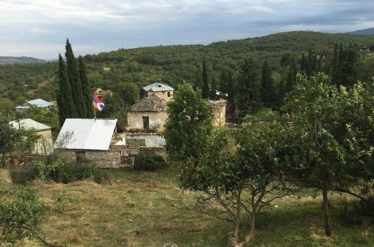 En Artsakh, la plupart des terres de Varnkatagh près de Martakert ne peuvent pas être cultivées car elles sont sous la cible de l&rsquo;ennemi