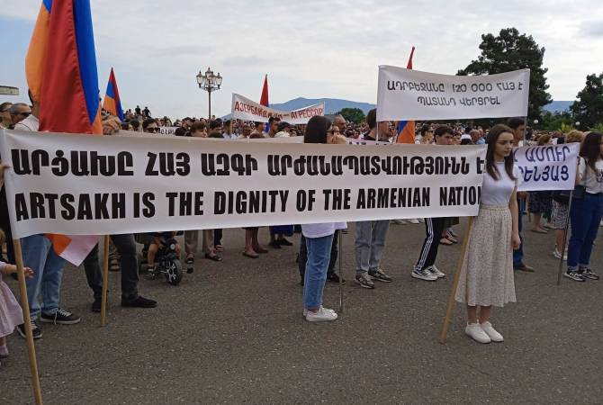 Un grand rassemblement se déroule à Stepanakert