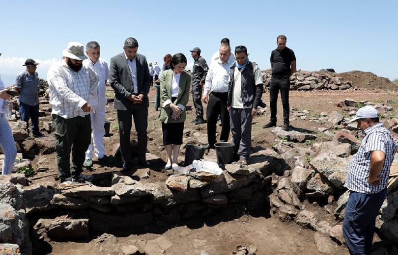 Les fouilles archéologiques se poursuivent sur le mont Hatis, Janna Andreasyan a rendu visite aux travaux sur le site