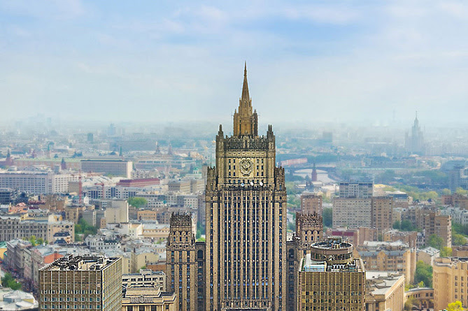 Moscou prête à organiser une réunion des ministres des AE de Russie, d&rsquo;Arménie et d&rsquo;Azerbaïdjan et appelle au déblocage du corridor de Latchine