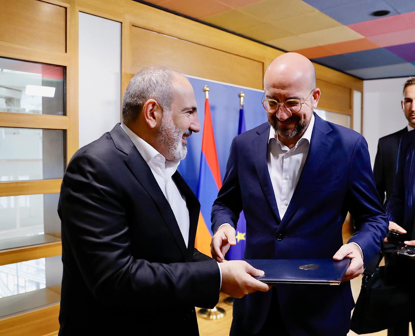 Nikol Pachinyan transmet la lettre du Président de l’Artsakh à Charles Michel