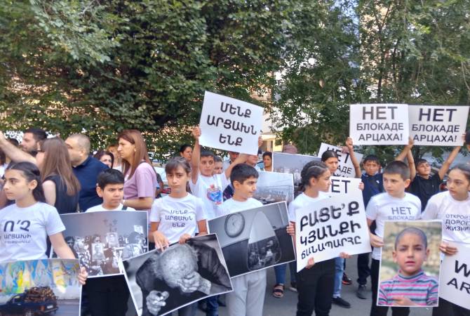Les enfants de l’Artsakh manifestent devant l&rsquo;ONU à Erevan en soutien à l&rsquo;Artsakh, assiégé par l&rsquo;Azerbaïdjan