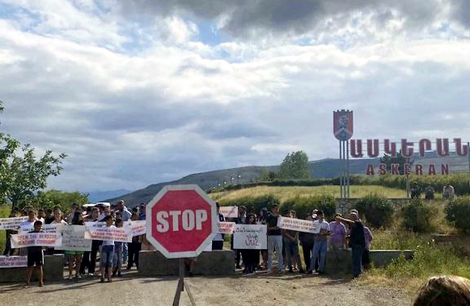 Les habitants de l&rsquo;Artsakh bloquent la route Askeran-Aghdam