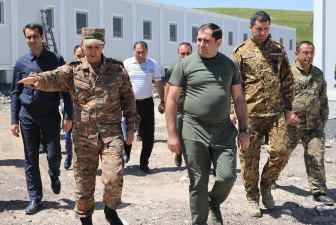 Le ministre arménien de la Défense a visité les chantiers de construction de la nouvelle caserne et inspecté les travaux de construction à grande échelle