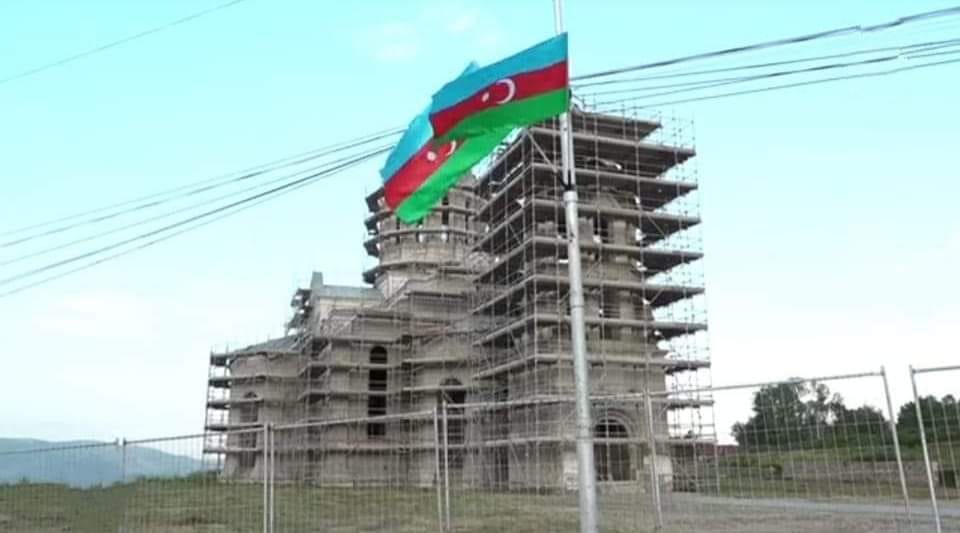 Les Azéris ont profané l’église arménienne Sourp Ghazanchetsots de Chouchi et la défigurent actuellement