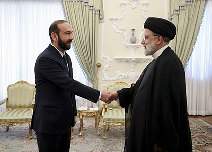 Le président iranien a reçu Ararat Mirzoyan et affirmé l&rsquo;impératif de lever immédiatement le blocus du corridor de Latchine