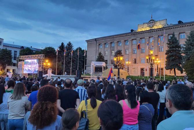 Les rassemblements à Erevan et Stepanakert se sont terminés par une marche vers Yrablur à Erévan et le Panthéon Mémorial-Militaire à Stepanakert