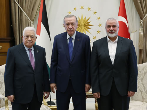 Abbas et le chef du Hamas Haniyeh ensemble chez Erdogan à Ankara