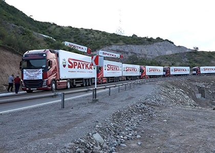 Les 19 camions d’Arménie attendent dans la zone de Kornidzor (Latchine) le bon vouloir des Russes