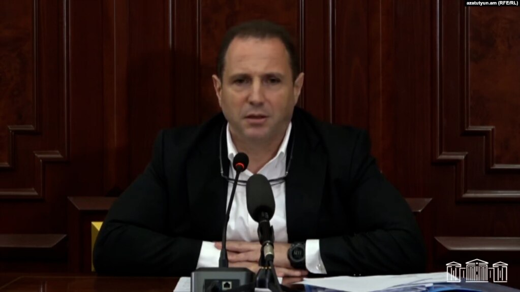 L’ancien ministre de la défense emprisonné témoigne devant un groupe d’experts du Parlement arménien