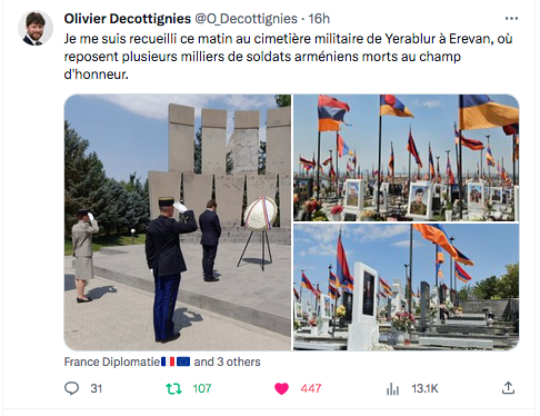Recueillement au cimetière militaire de Yérablur