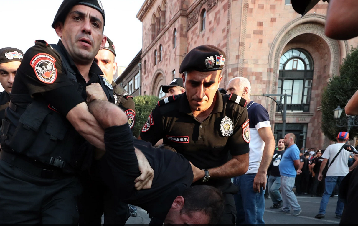 Arrestation de manifestants arméniens réclamant des mesures pour débloquer le corridor de Latchine par la force