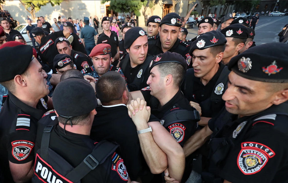 Un groupe arménien menaçant de mettre fin au blocus du Karabakh par la force dénonce une nouvelle obstruction de la part de la police