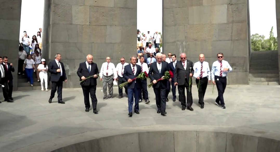Le président arménien Vahagn Khachaturyan a visité le mémorial du génocide de Tsitsernakaberd avec les participants des Jeux Panarméniens