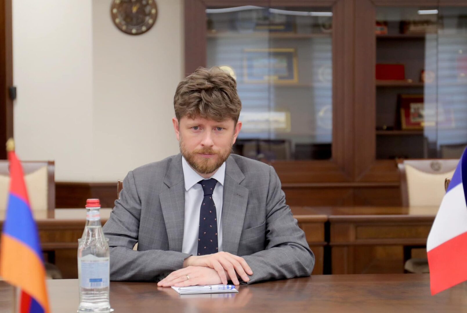 Paris exige de rétablir la libre circulation dans le corridor de Latchine affirme l’Ambassadeur de France en Arménie Olivier Decottignies