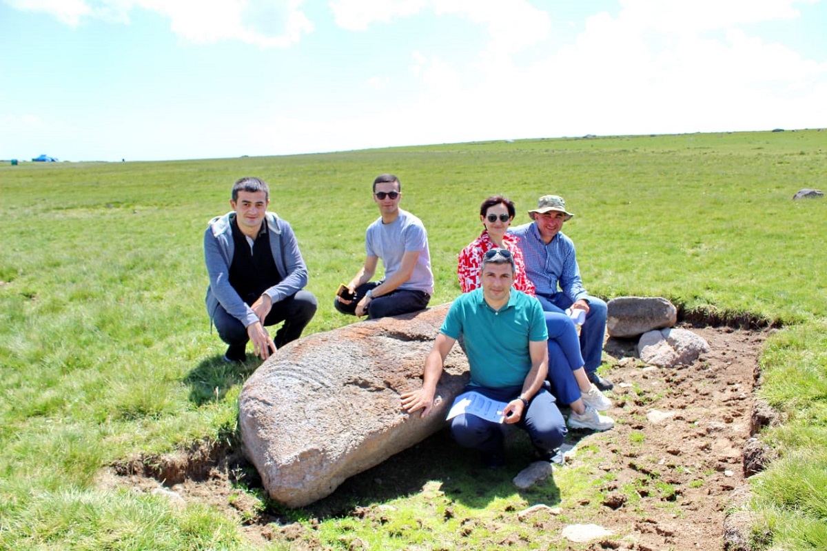 Les archéologues en visite de travail au site antique de Tirinkatar (la Montagne Rouge) au sud de la chaîne de l’Aragats