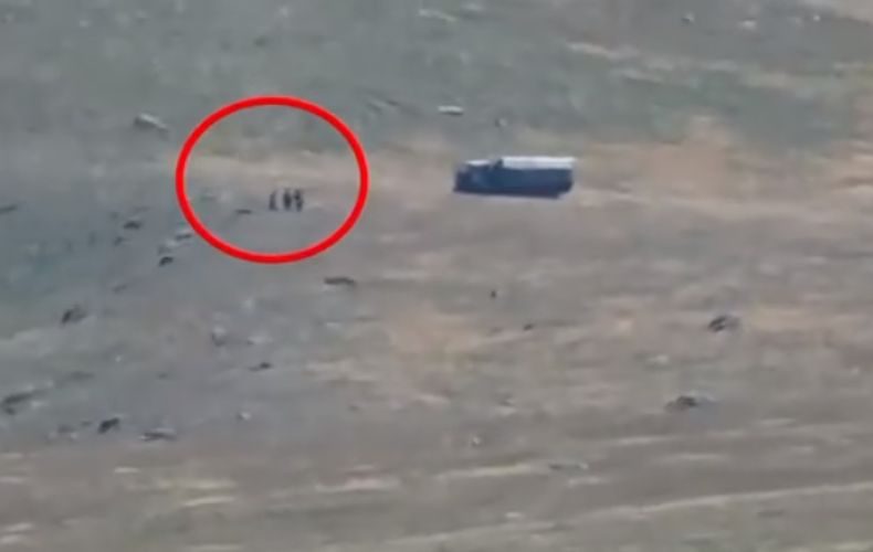 La vidéo montre qu’un groupe de militaires Azéris ont arrêtent un réserviste Arménien alors que Bakou désinforme en affirmant que des actions d’un groupe subversif arménien furent arrêtées