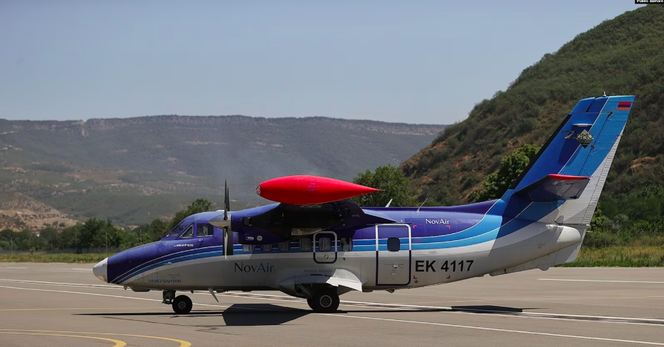 Les vols vers la ville frontalière arménienne se poursuivent malgré les tirs azéris