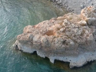 Au lac de Van, des salles et des tombes de l’époque de l’Urartu creusées dans la roche ont été découvertes à la suite de l&rsquo;abaissement du niveau du lac