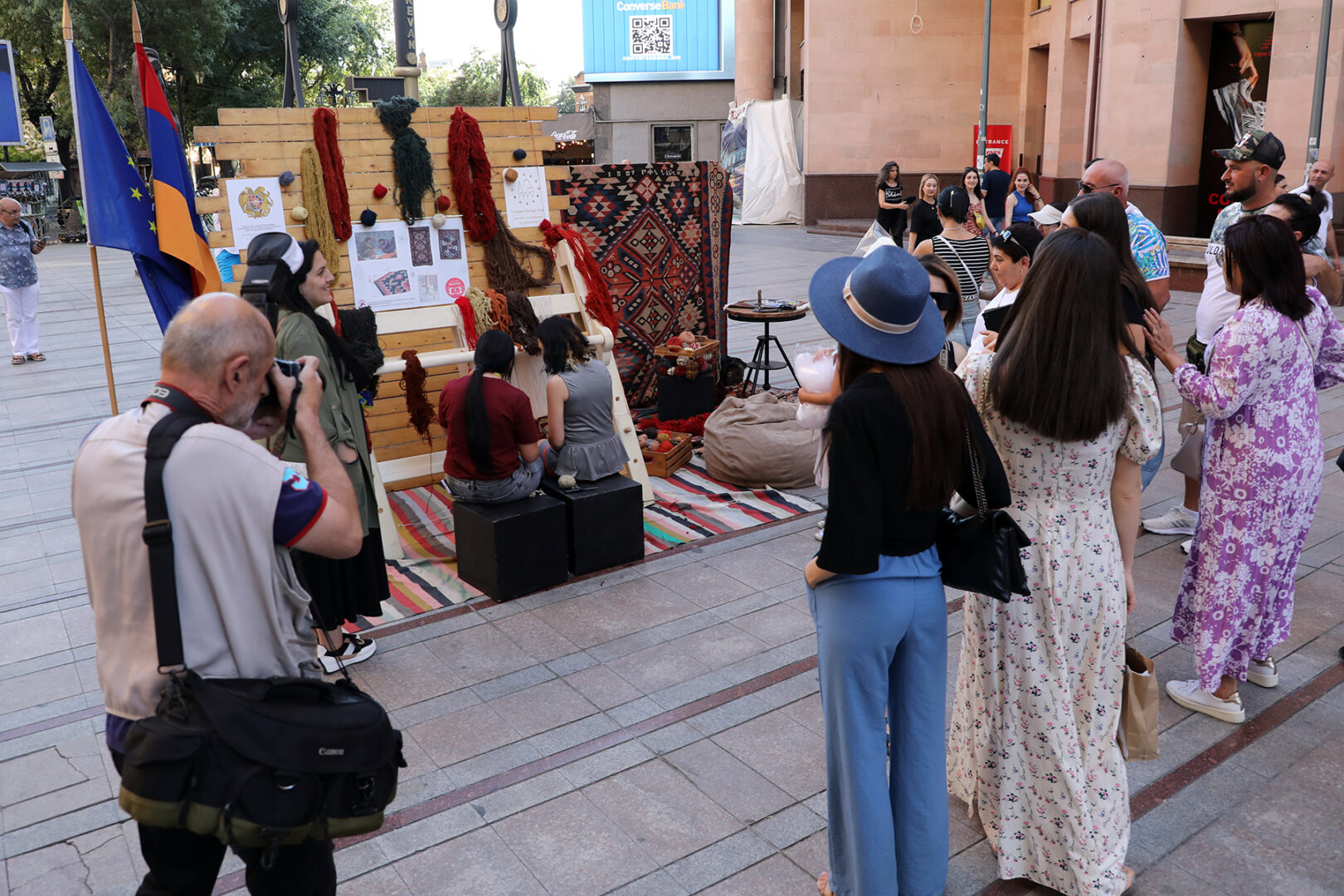 Cours ouvert de fabrication de tapis sur l’avenue Nord et Sarian à Erévan à l’occasion des Journées européennes du patrimoine