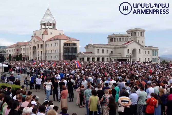 Les citoyens de l&rsquo;Artsakh se sont rassemblés ce soir sur la Place de la Renaissance à Stepanakert pour exiger des informations sur les 3 jeunes enlevés