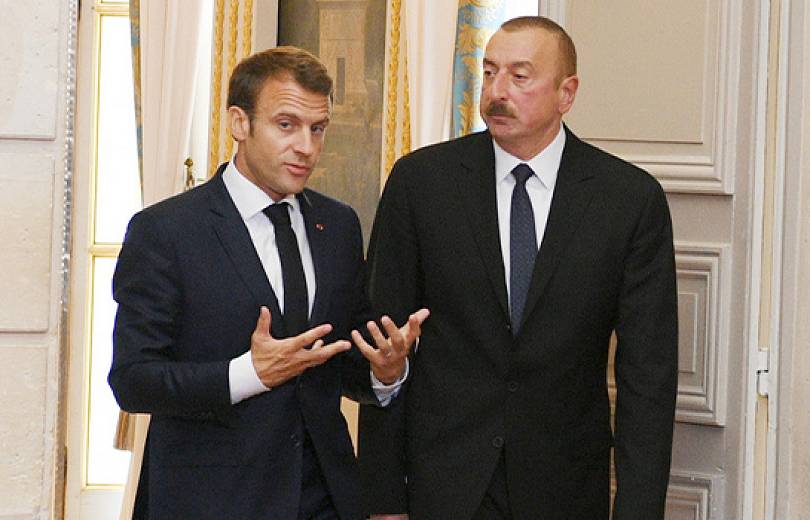 Emmanuel Macron a discuté avec Aliev de la question de l&rsquo;ouverture du corridor de Latchine et de la route Agdam-Stepanakert