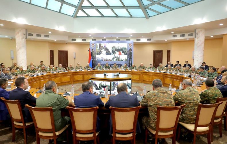 Sous la direction de Suren Papikyan, l&rsquo;état de la discipline dans les Forces armées arméniennes les questions problématiques existantes furent analysés