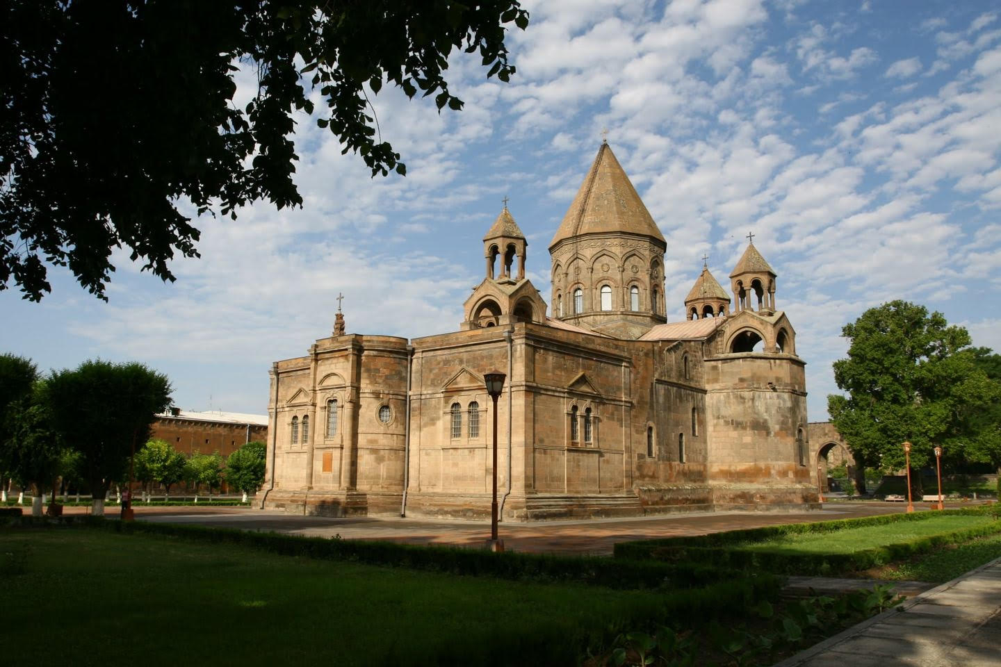 Les autorités azerbaïdjanaises intensifient leurs attaques  contre l’Église arménienne