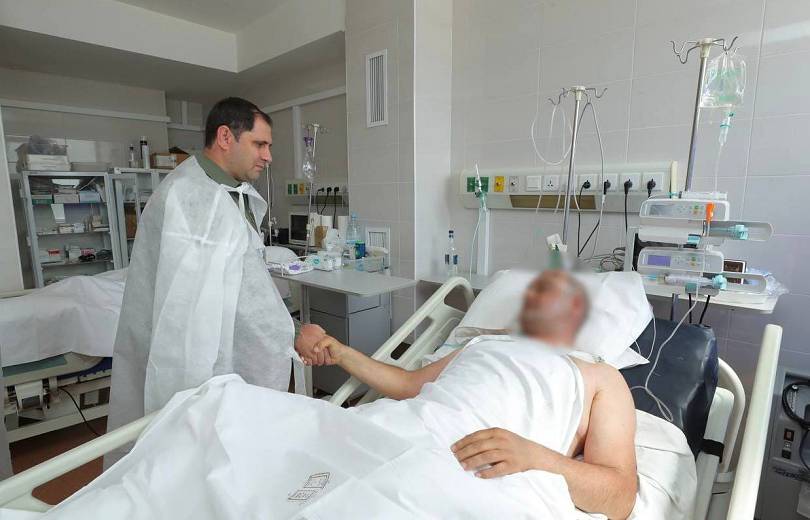 Le ministre arménien de la Défense, Suren Papikyan a rendu visite aux militaires Arméniens blessés hier par les tirs azéris