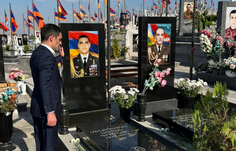 Le ministre des Affaires étrangères du Haut-Karabakh a rendu hommage au panthéon militaire « Yerablur » à Erévan à l’occasion du 32e anniversaire de la déclaration du Haut-Karabagh