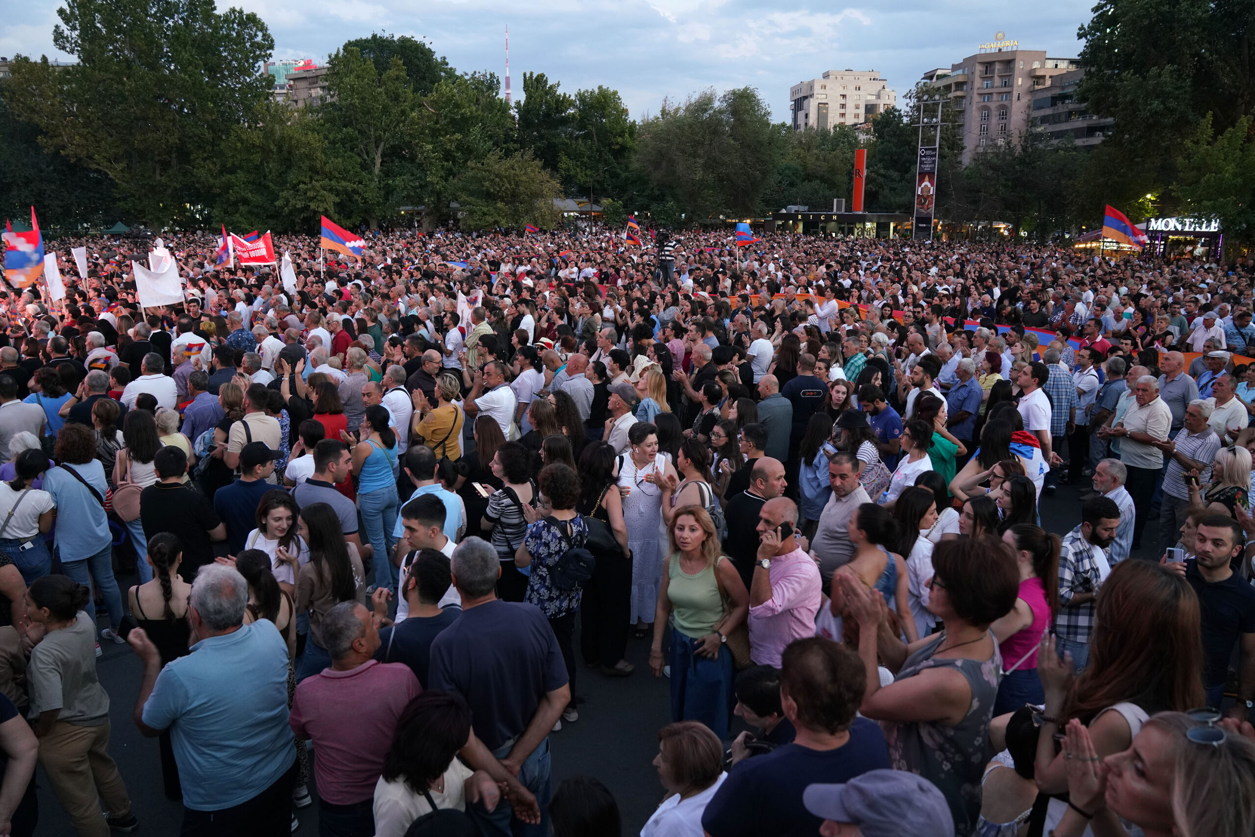 Des milliers personnes pour l&rsquo;anniversaire de l&rsquo;indépendance de l&rsquo;Artsakh