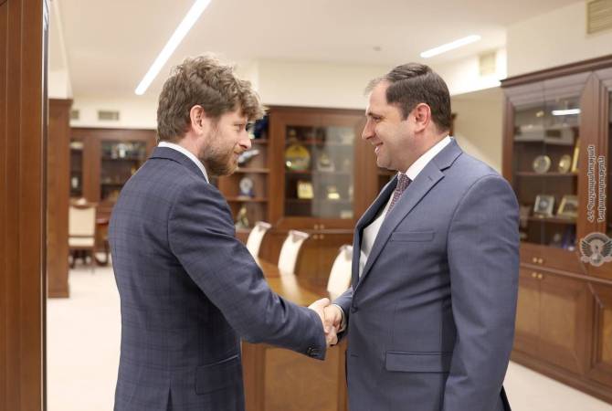 Le ministre arménien de la Défense a présenté la situation à la frontière arméno-azérie à l&rsquo;Ambassadeur de France