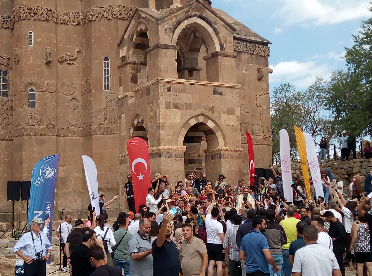 La messe arménienne s’est déroulée à l&rsquo;Église Sainte-Croix de l’île d’Akhtamar sur le lac de Van en présence de nombreux fidèles