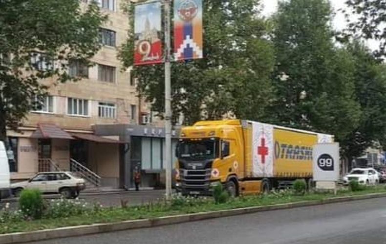 Le camion d&rsquo;aide humanitaire envoyée par la Croix-Rouge de la Fédération de Russie est à Stepanakert
