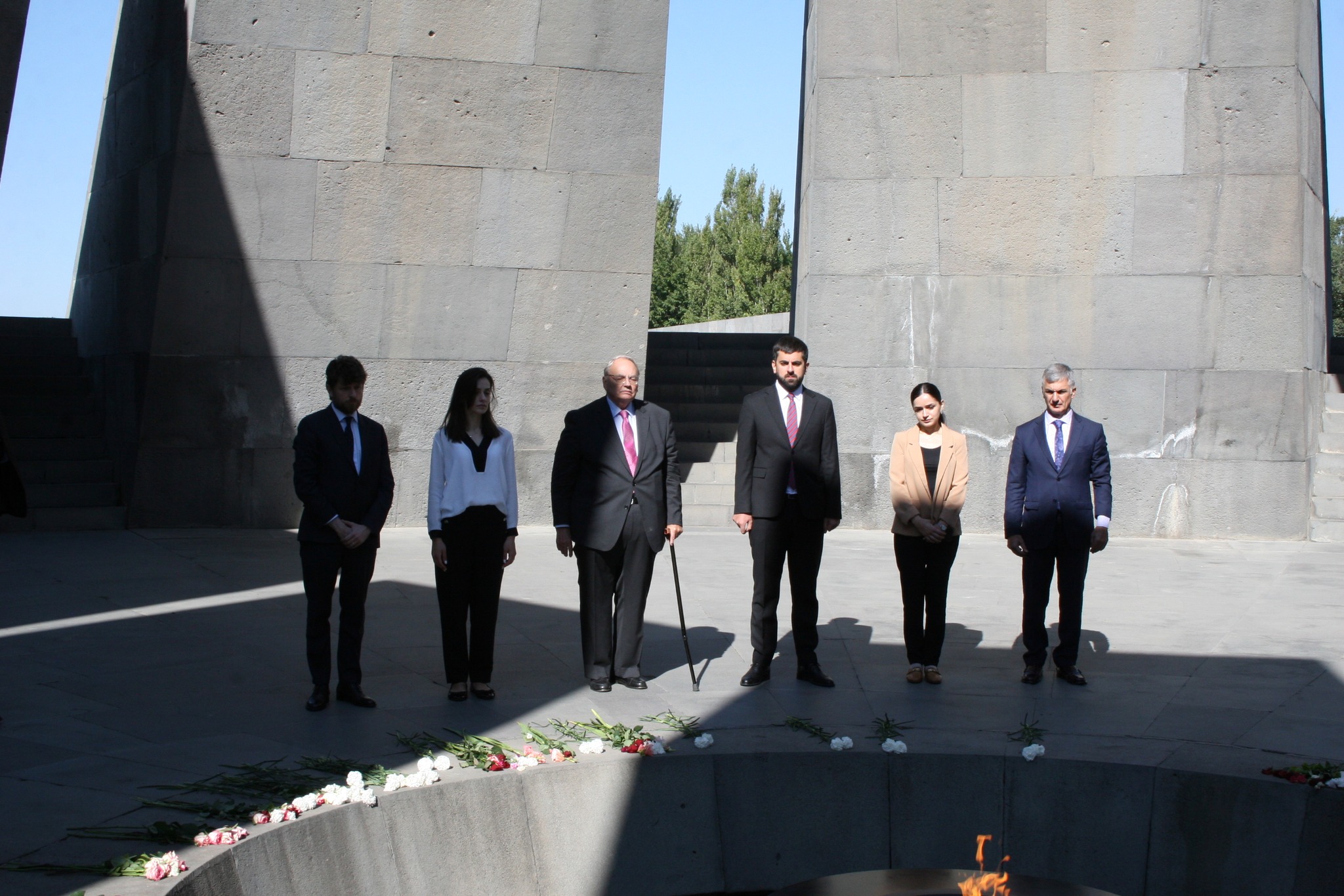 La délégation dirigée par le député français Jean-Louis Bourlanges a visité le Mémorial du Génocide Arménien à Erévan