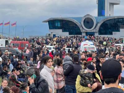 En ce moment, l&rsquo;aéroport de Stepanakert est bondé de plusieurs milliers d’Arméniens