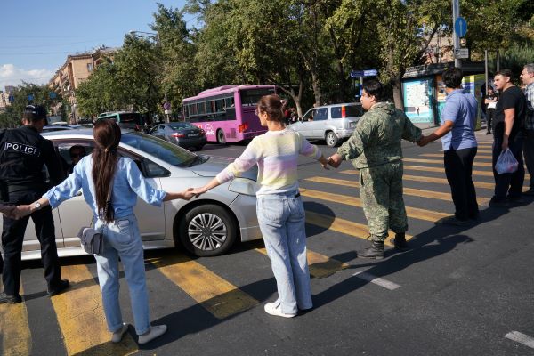 Des manifestants bloquent des rues à Erevan